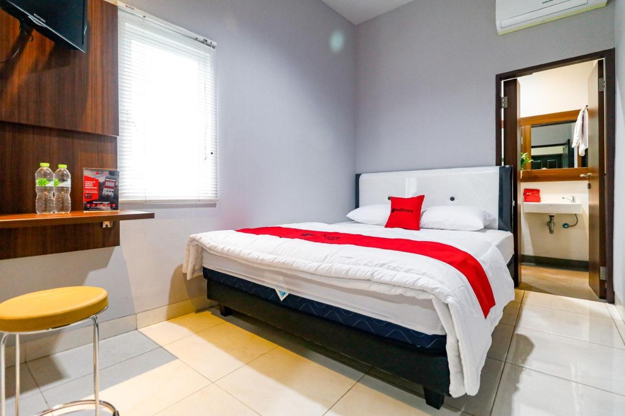 Reddoorz Near Kebon Jeruk Джакарта Екстериор снимка