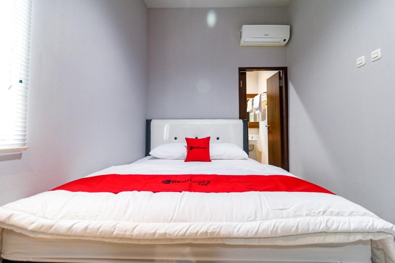 Reddoorz Near Kebon Jeruk Джакарта Екстериор снимка